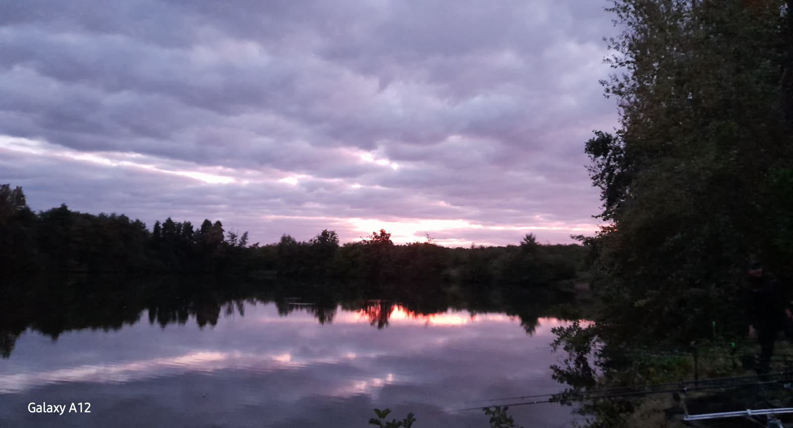 Der Weiher an der Autobahn am Abend, Wolken spiegeln sich im stillen Wasser